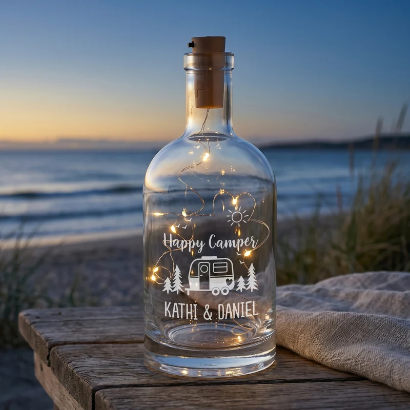 LED Karaffe 'Happy Camper' mit Wunschtext personalisiert | Camping Flaschenlicht aus Glas | Deko Licht