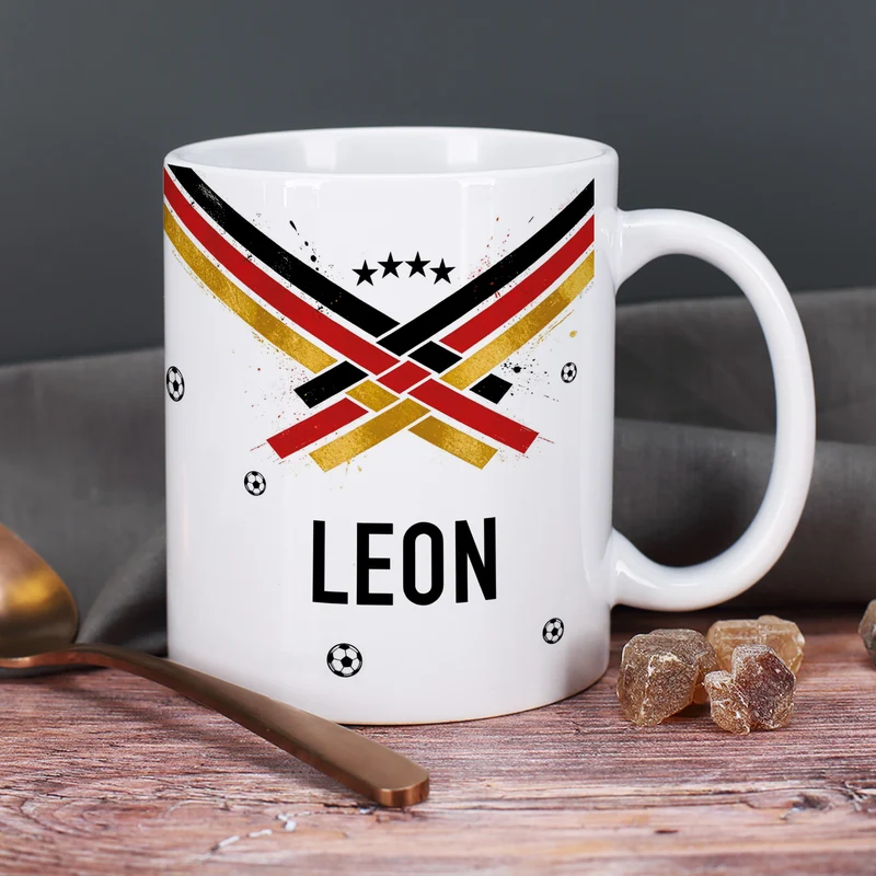 Fußball Tasse mit Name und Deutschland Flagge Schwarz Rot Gold | Geschenk für Fußballer zur WM & EM