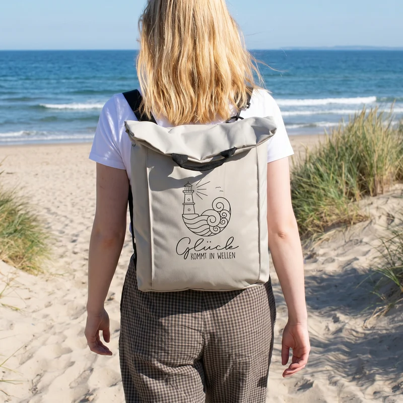 Leichter 2-in-1 Rucksack & Tasche mit Leuchtturm Motiv für Wandern und Urlaub | Glück kommt in Wellen