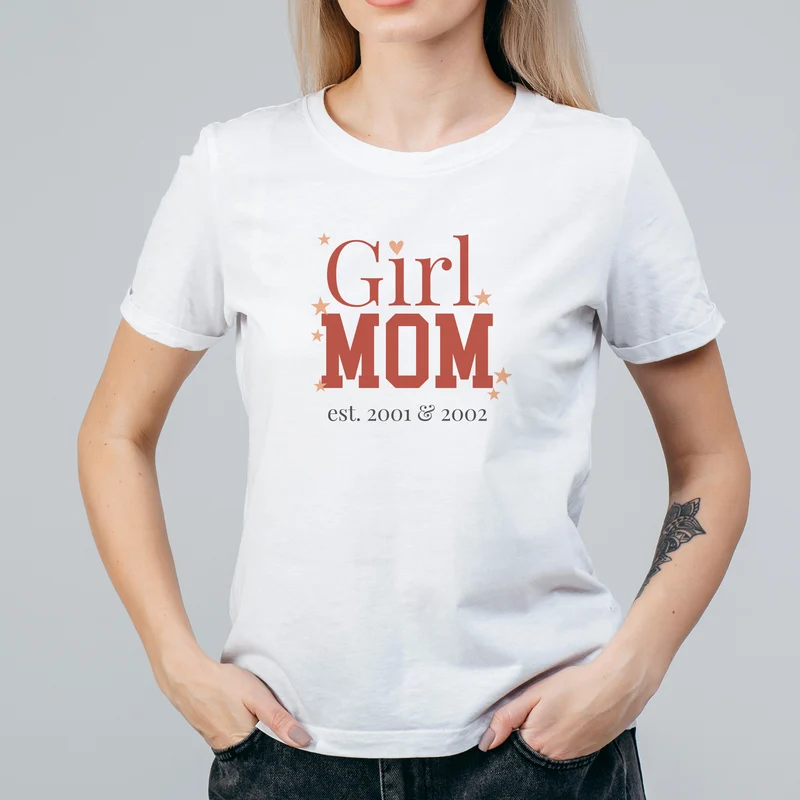 Damen T-Shirt 'Girl Mom' personalisiert mit Jahreszahl in Weiß | Geschenk zur Geburt & Muttertag
