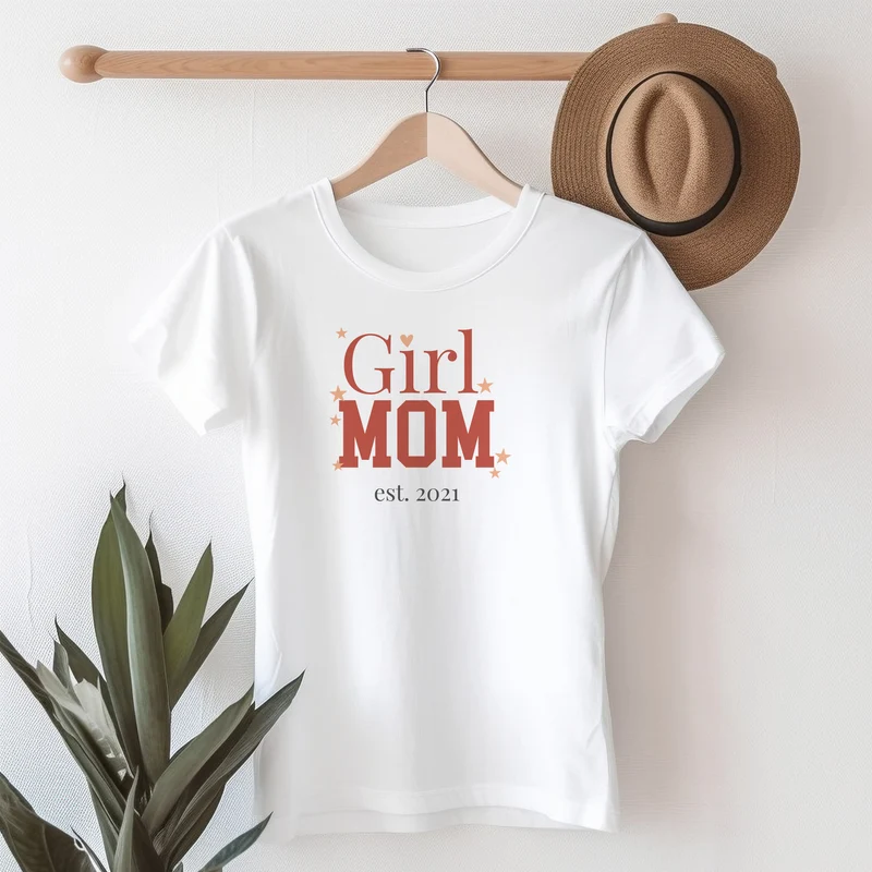 Damen T-Shirt 'Girl Mom' personalisiert mit Jahreszahl in Weiß | Geschenk zur Geburt & Muttertag