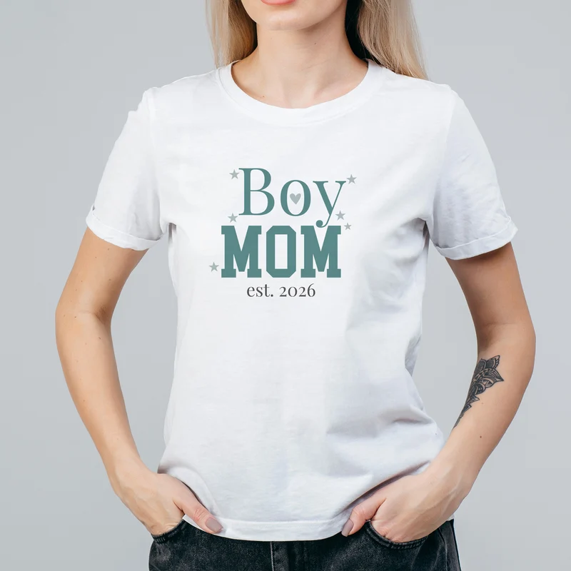 Damen T-Shirt 'Boy Mom' personalisiert mit Jahreszahl in Weiß | Geschenk für Mama, Muttertag & Geburt