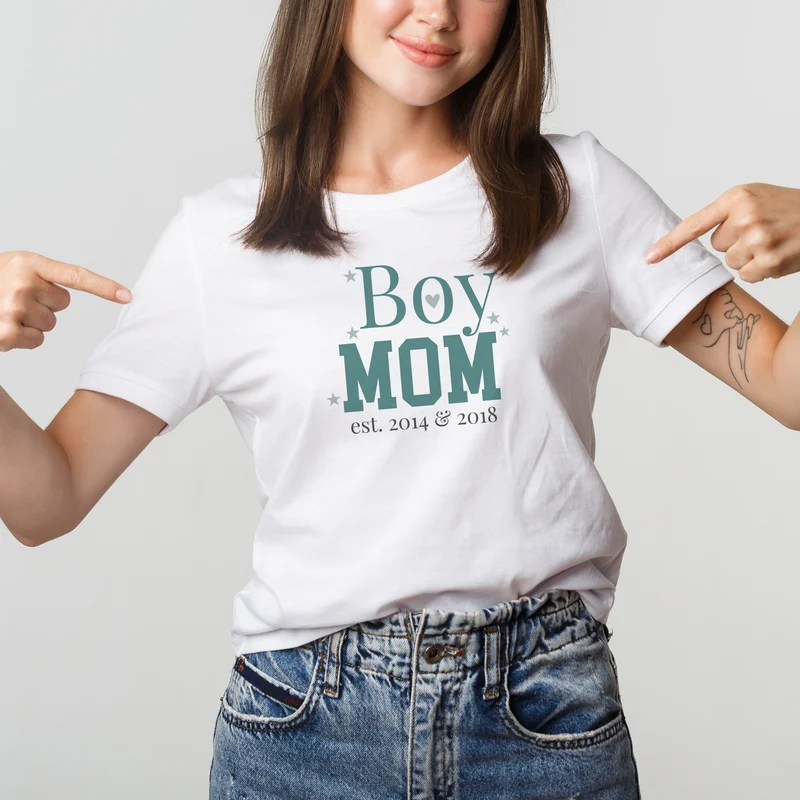 Damen T-Shirt 'Boy Mom' personalisiert mit Jahreszahl in Weiß | Geschenk für Mama, Muttertag & Geburt