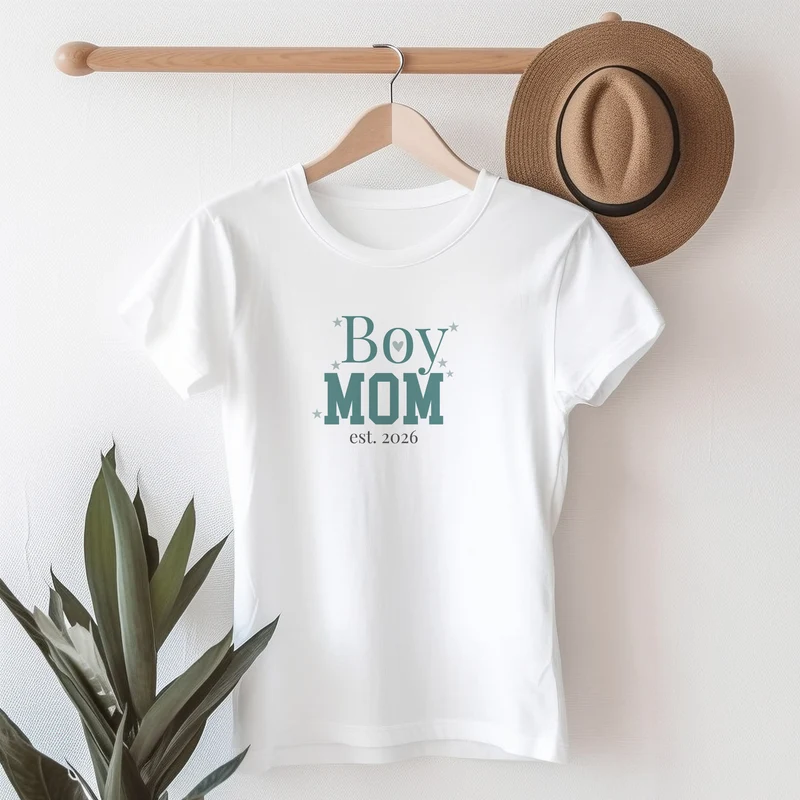 Damen T-Shirt 'Boy Mom' personalisiert mit Jahreszahl in Weiß | Geschenk für Mama, Muttertag & Geburt
