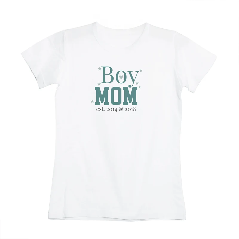 Damen T-Shirt 'Boy Mom' personalisiert mit Jahreszahl in Weiß | Geschenk für Mama, Muttertag & Geburt