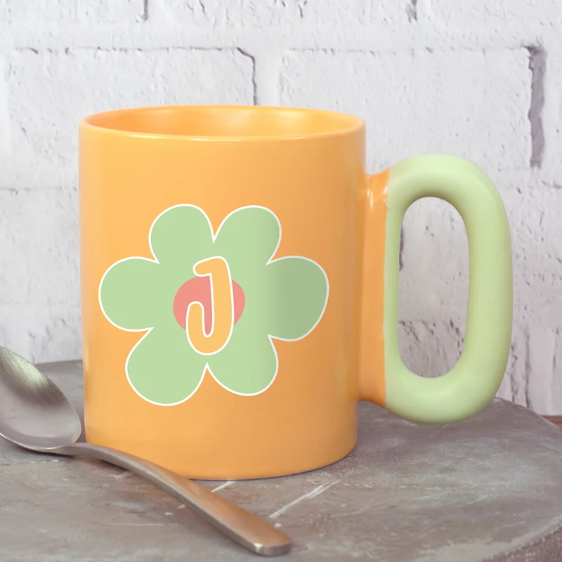 Personalisierte Tasse mit Blume & Initiale | Bunter Porzellan Kaffeebecher von Ritzenhoff & Breker