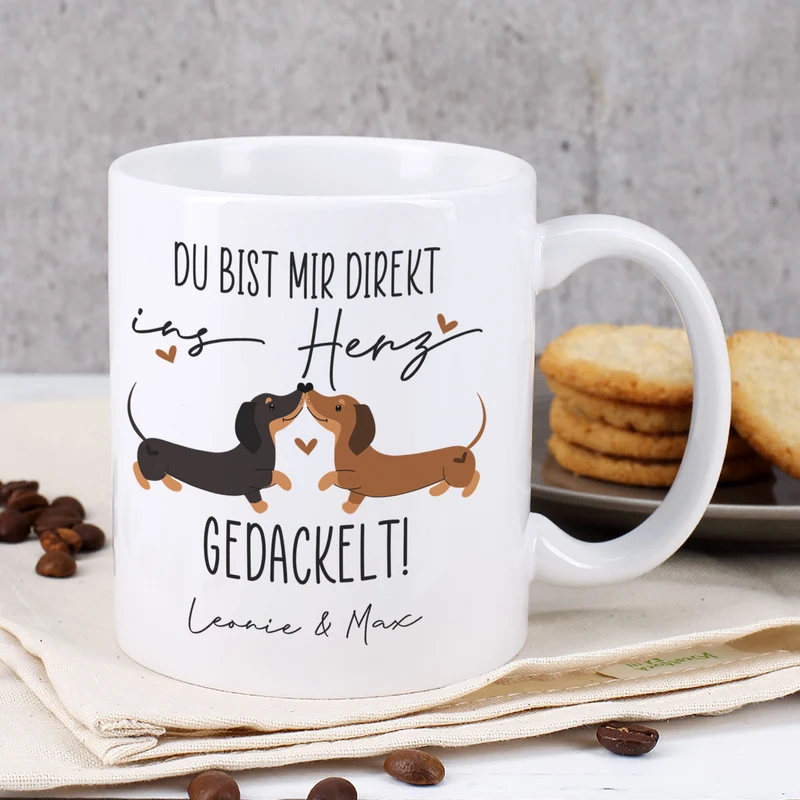Personalisierte Tasse 'Ins Herz gedackelt' mit Dackel-Motiv & Wunschtext | Geschenk zum Valentinstag