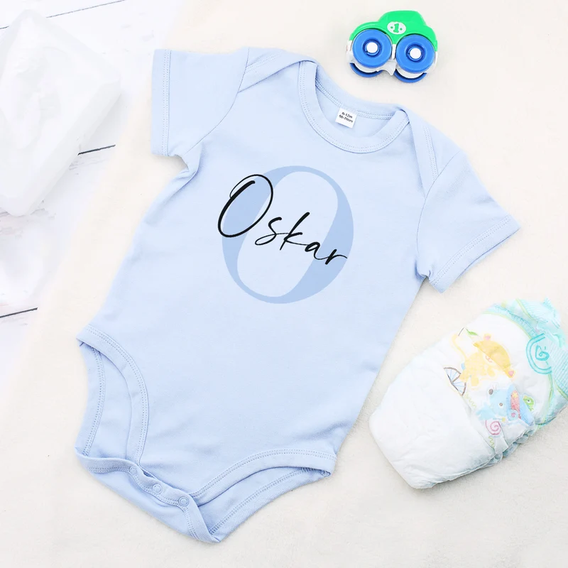 Hellblauer Babybody mit Name und Initiale