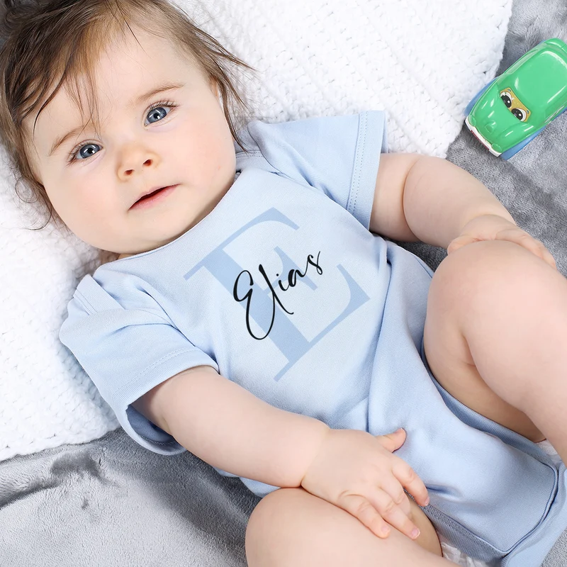 Hellblauer Babybody mit Name und Initiale
