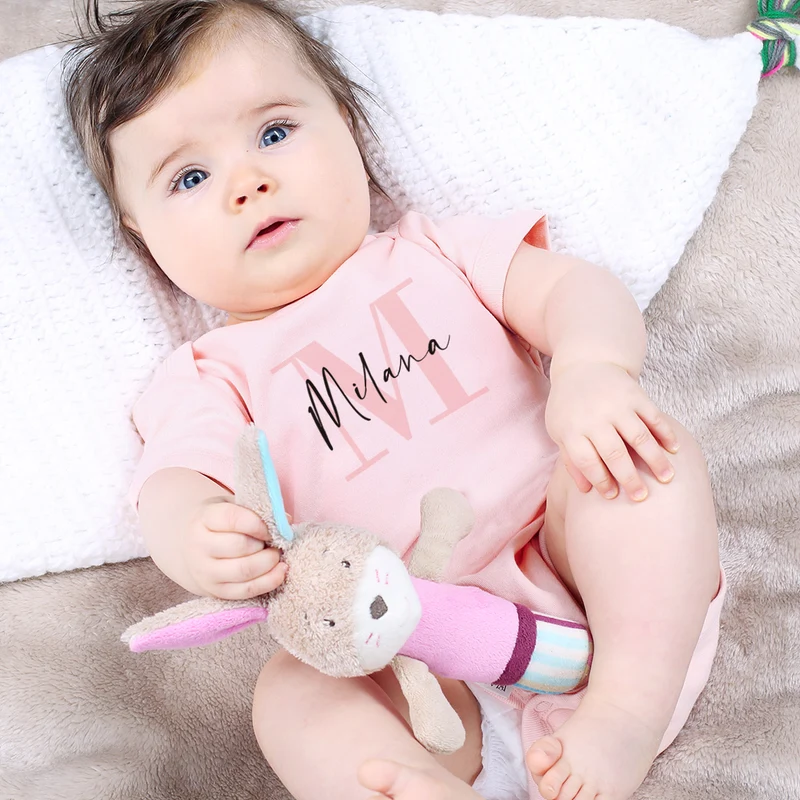 Babygeschenk - Body in rosa mit Name und Initiale