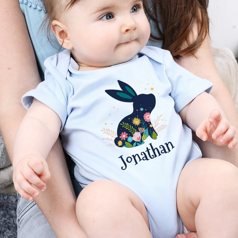 Babybody in pastellrosa mit Name und Osterhase