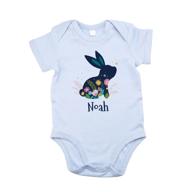 Babybody in pastellrosa mit Name und Osterhase