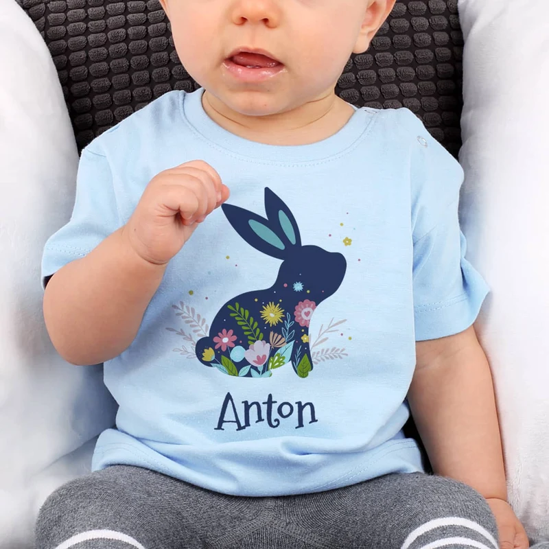 Babyshirt in pastellblau mit Name und Osterhase