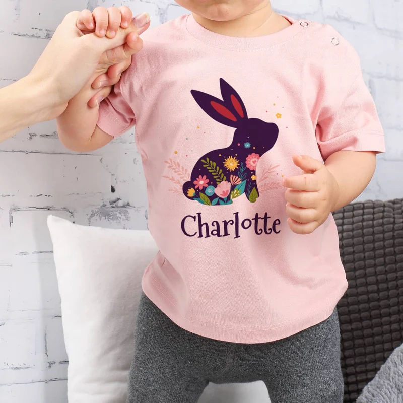 Babyshirt in pastellrosa mit Name und Osterhase