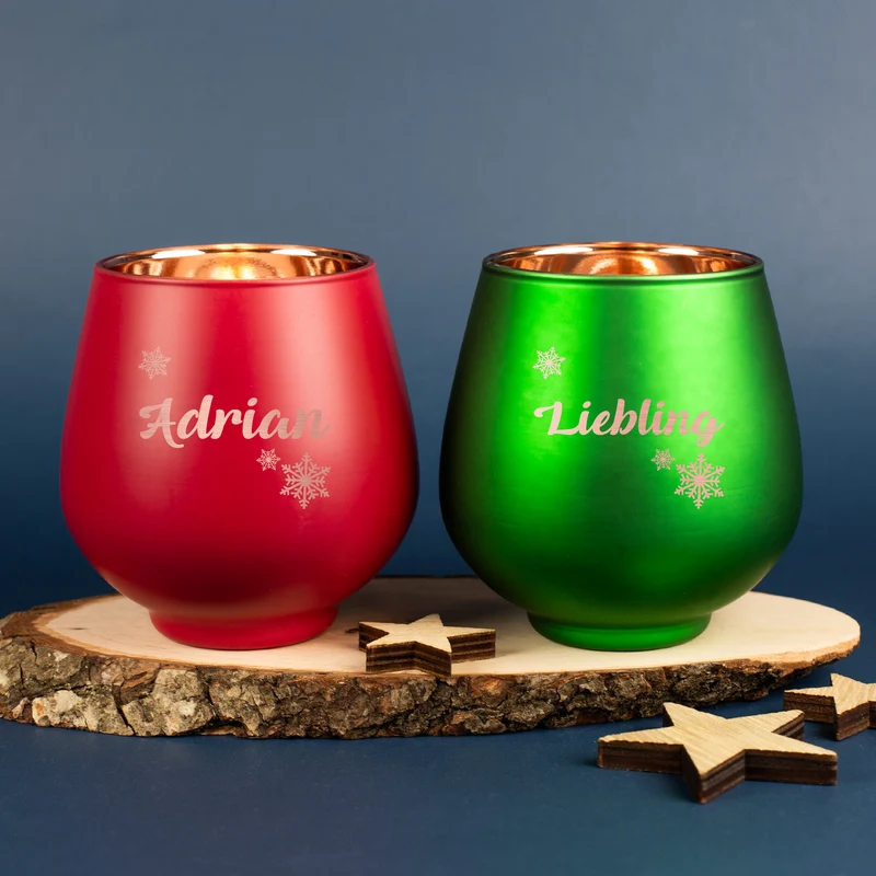 Personalisiertes Windlicht zu Weihnachten graviert mit Name & Schneeflockenmotiv in Rot oder Grün
