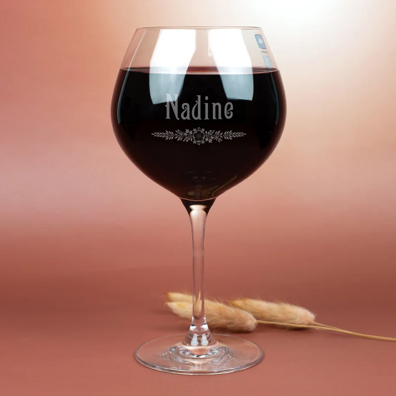Graviertes Burgunderglas von Leonardo mit Name & Blatt-Ornament | Personalisiertes Weinglas Geschenk