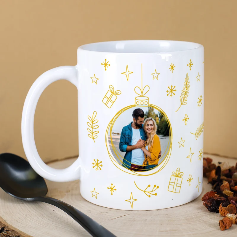 Personalisierbare Keramiktasse mit Foto im Weihnachtskugel Motiv | Geschenk zu Weihnachten