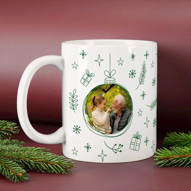 Personalisierbare Keramiktasse mit Foto im Weihnachtskugel Motiv | Geschenk zu Weihnachten