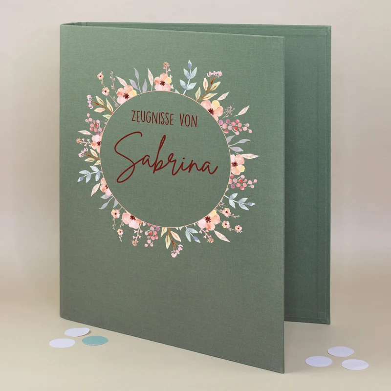 Personalisierte Zeugnismappe aus Leinen mit Name und Blumenkranz-Motiv für Mädchen zur Einschulung