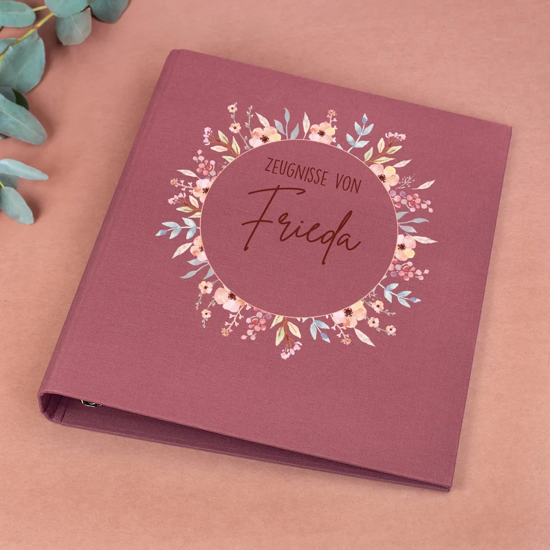 Personalisierte Zeugnismappe aus Leinen mit Name und Blumenkranz-Motiv für Mädchen zur Einschulung