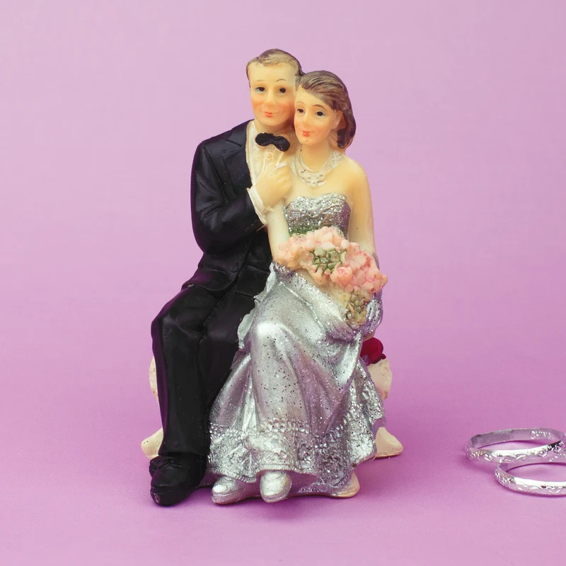 Hochzeitspaar Braut & Bräutigam mit Fliege zur Silberhochzeit | Hochzeitstorten Topper & Dekofigur