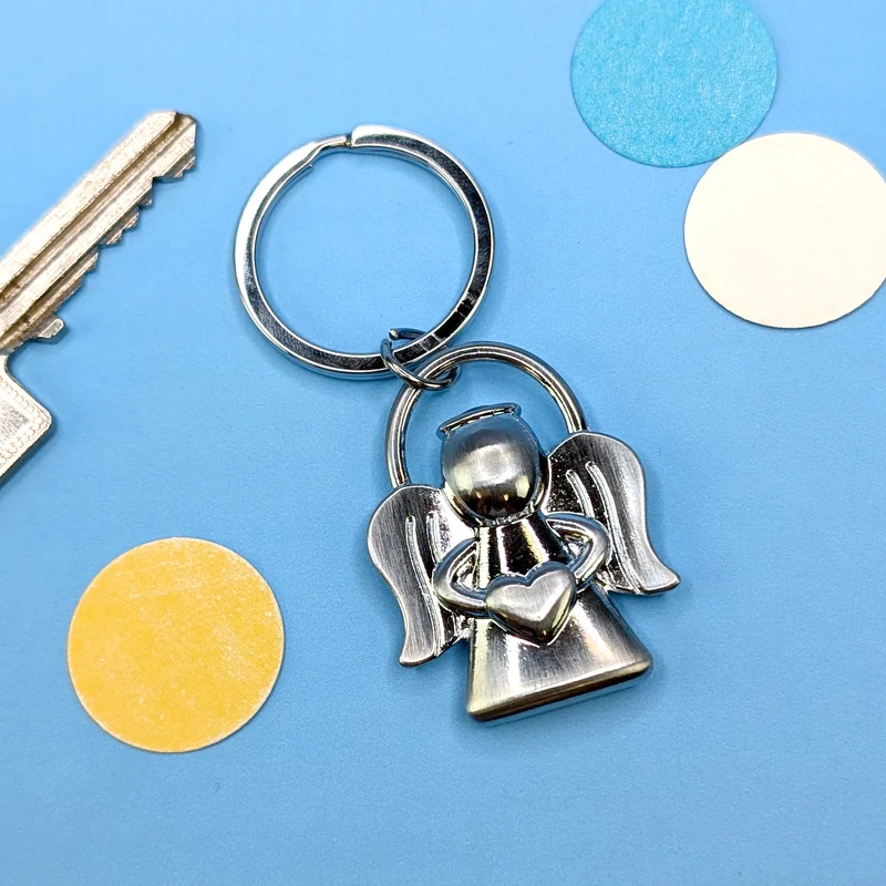 Metall-Schlüsselanhänger Schutzengel mit Herzsymbol in den Händen & geschwungenen Flügeln