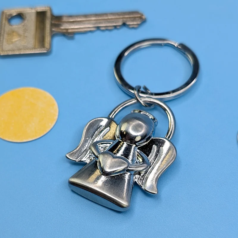 Metall-Schlüsselanhänger Schutzengel mit Herzsymbol in den Händen & geschwungenen Flügeln
