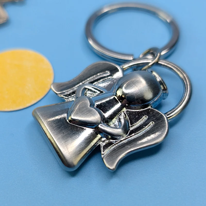 Metall-Schlüsselanhänger Schutzengel mit Herzsymbol in den Händen & geschwungenen Flügeln