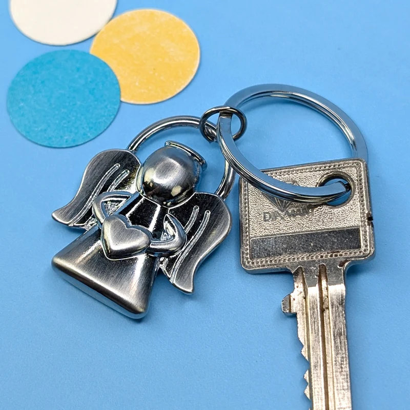 Metall-Schlüsselanhänger Schutzengel mit Herzsymbol in den Händen & geschwungenen Flügeln