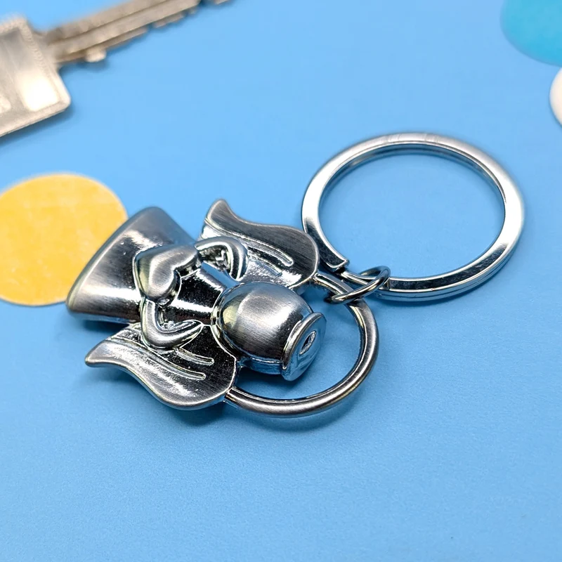 Metall-Schlüsselanhänger Schutzengel mit Herzsymbol in den Händen & geschwungenen Flügeln