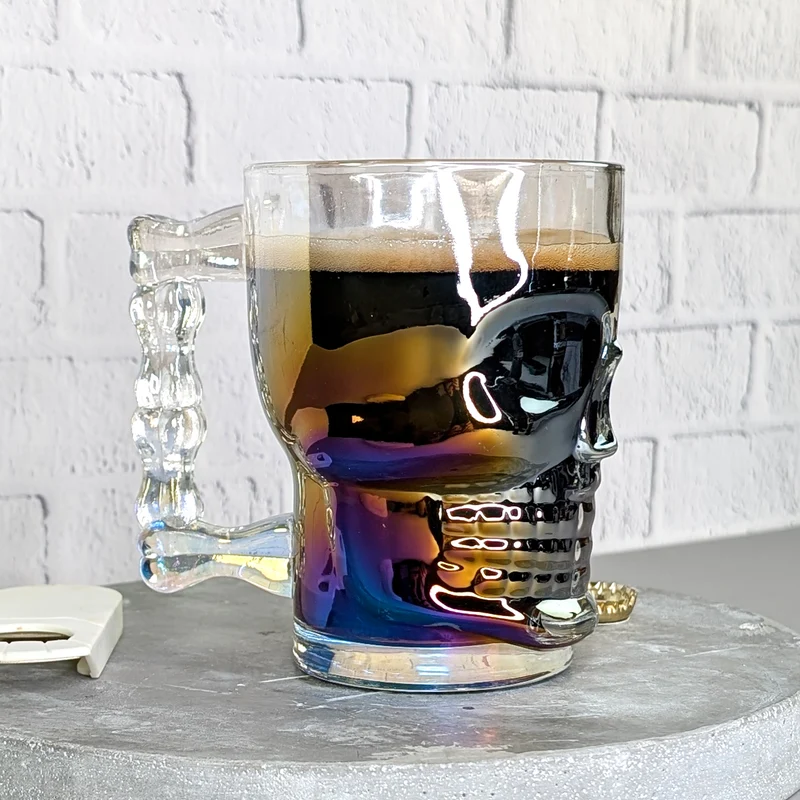 Totenkopf-Bierglas 500 ml | irisierendes Trinkglas mit Griff in Knochenform