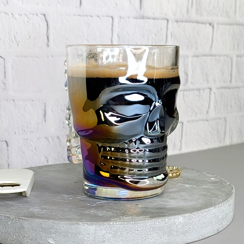 Totenkopf-Bierglas 500 ml | irisierendes Trinkglas mit Griff in Knochenform