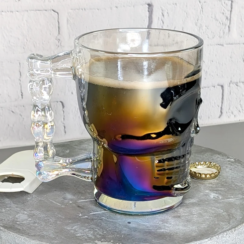 Totenkopf-Bierglas 500 ml | irisierendes Trinkglas mit Griff in Knochenform