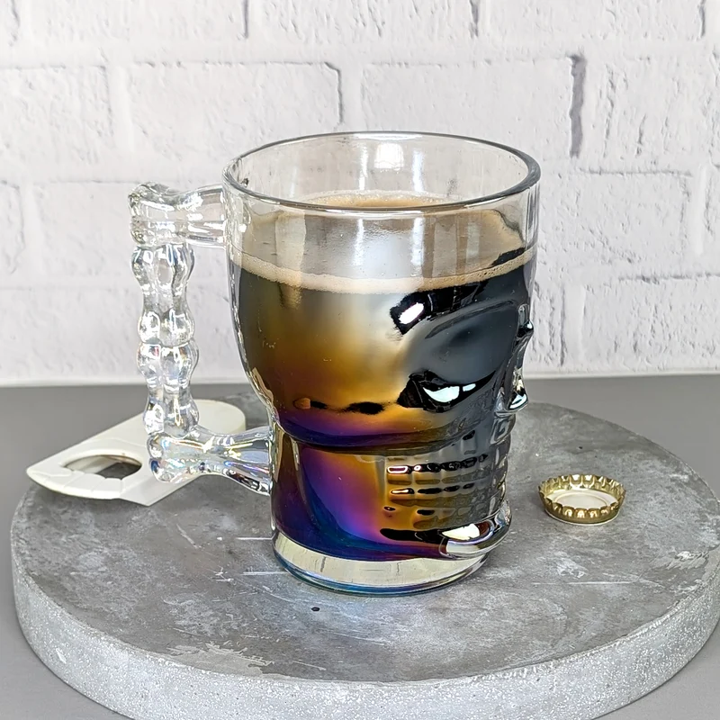 Totenkopf-Bierglas 500 ml | irisierendes Trinkglas mit Griff in Knochenform