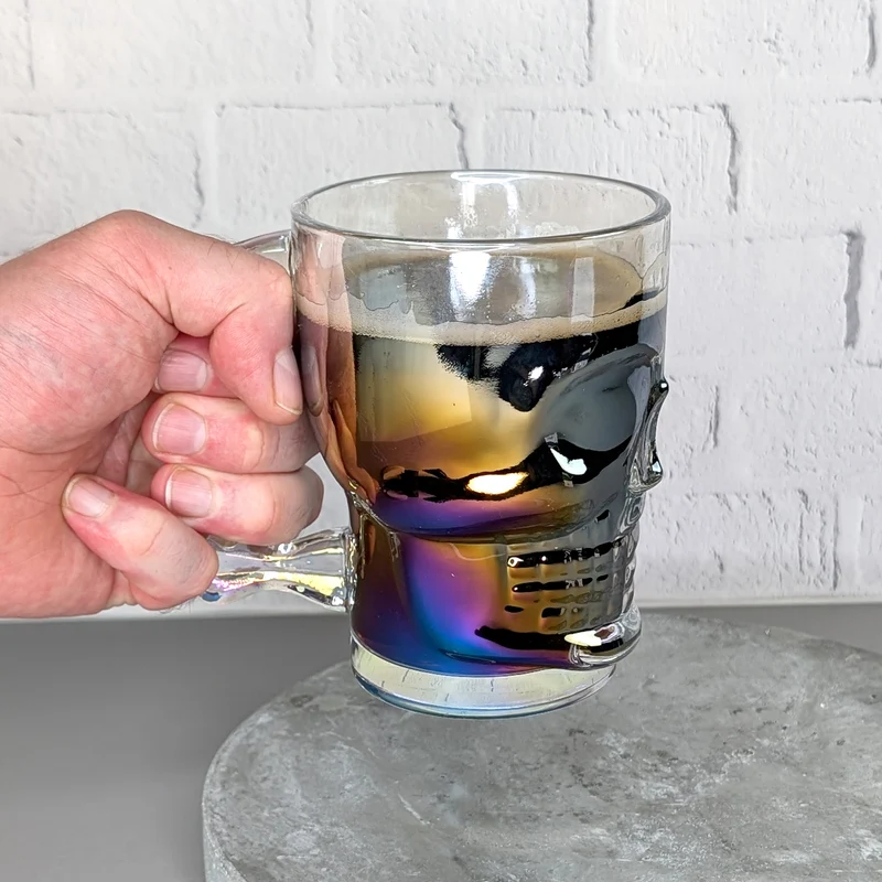 Totenkopf-Bierglas 500 ml | irisierendes Trinkglas mit Griff in Knochenform