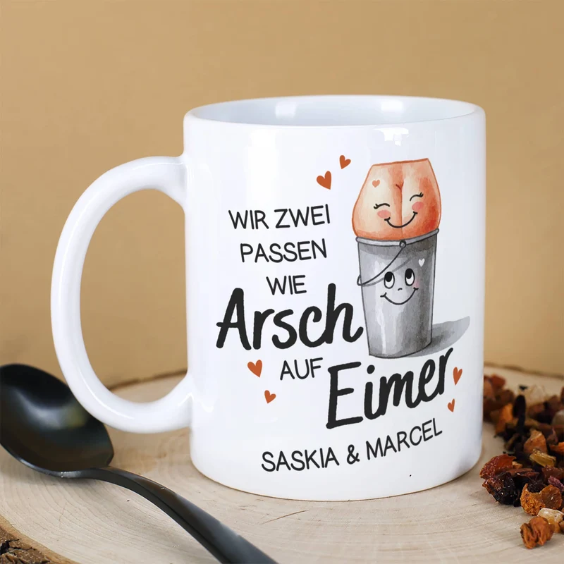 Wir zwei passen wie Arsch auf Eimer - Tasse mit Ihren Wunschnamen