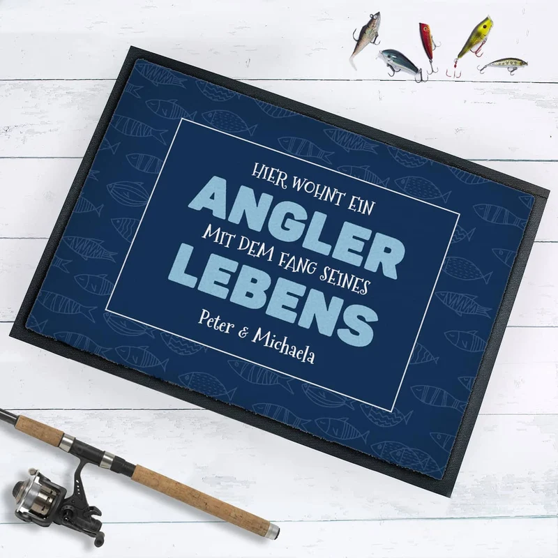 Hier wohnt ein Angler mit dem Fang seines Lebens - Fußmatte mit Wunschtext