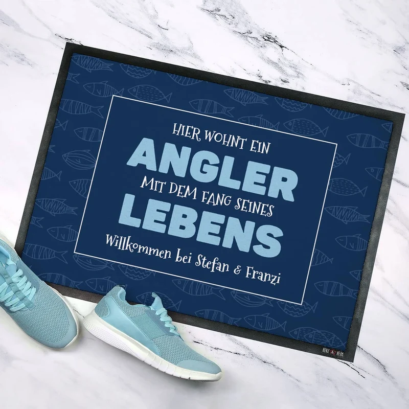 Hier wohnt ein Angler mit dem Fang seines Lebens - Fußmatte mit Wunschtext