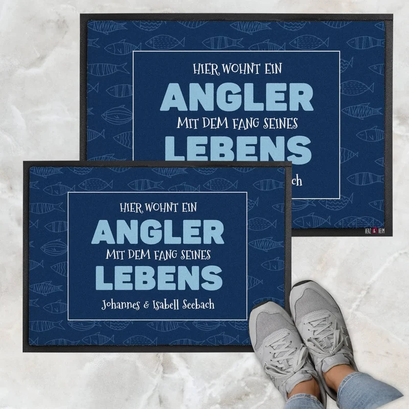 Hier wohnt ein Angler mit dem Fang seines Lebens - Fußmatte mit Wunschtext