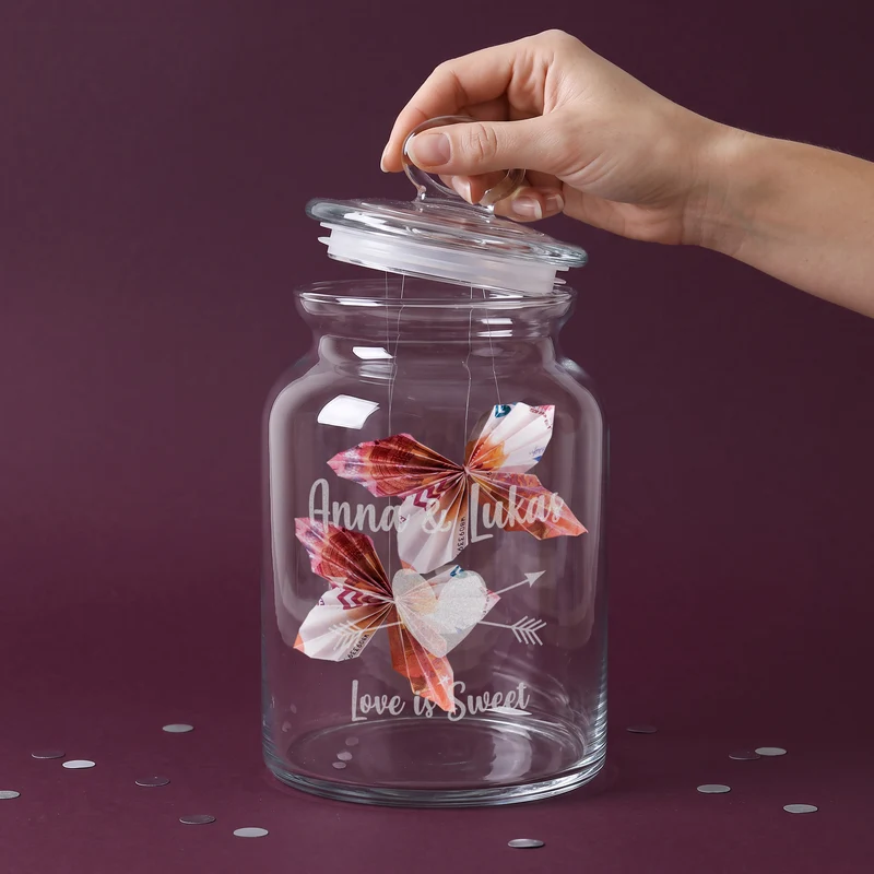 Das perfekte Hochzeitsgeschenk - Gravierte Glasdose mit Herz und Wunschtext graviert