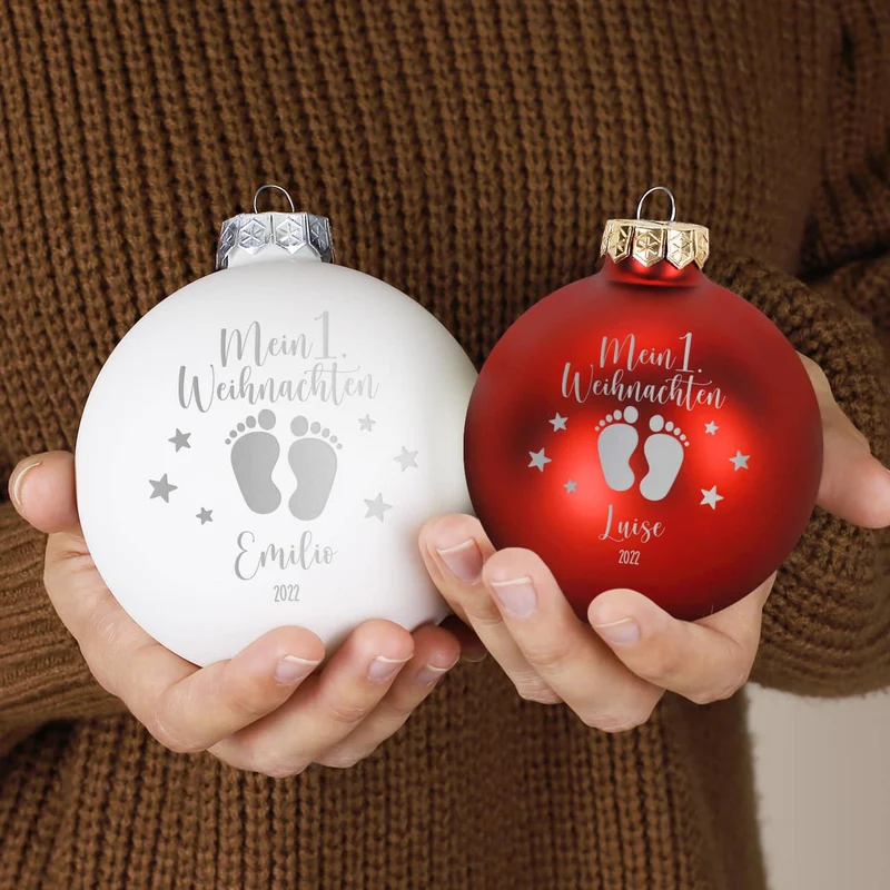 Mein 1. Weihnachten - Weihnachtskugel mit Babyfüßchen und Sternchen graviert