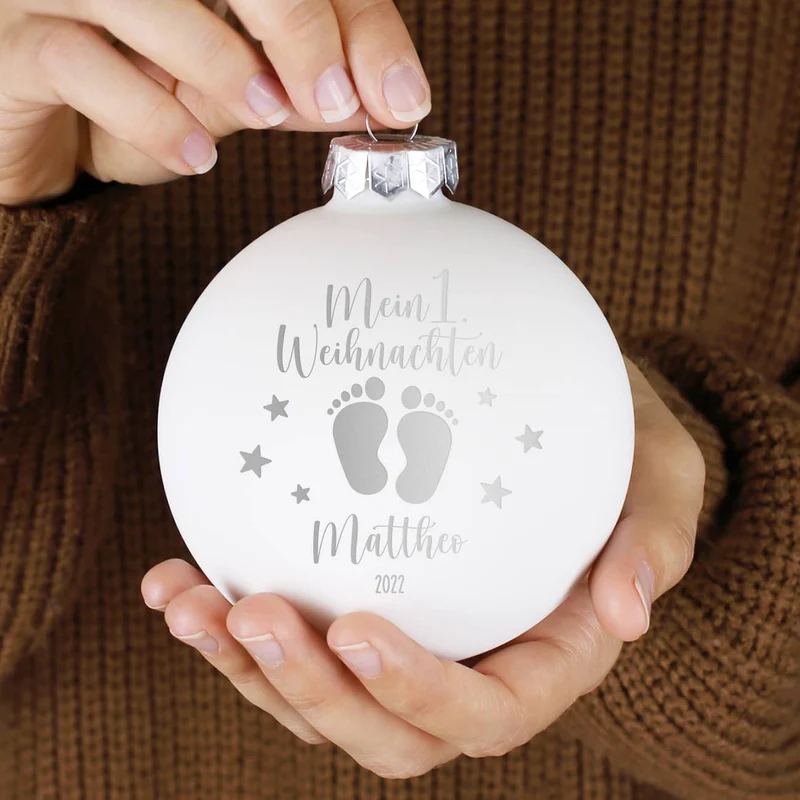 Mein 1. Weihnachten - Weihnachtskugel mit Babyfüßchen und Sternchen graviert