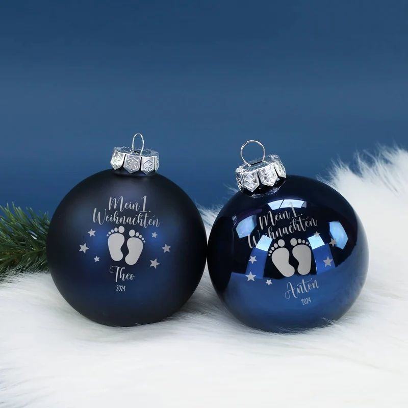 Mein 1. Weihnachten - Weihnachtskugel mit Babyfüßchen und Sternchen graviert