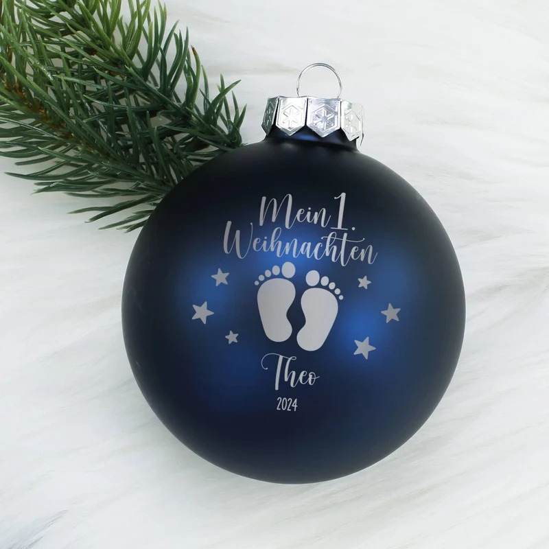 Mein 1. Weihnachten - Weihnachtskugel mit Babyfüßchen und Sternchen graviert