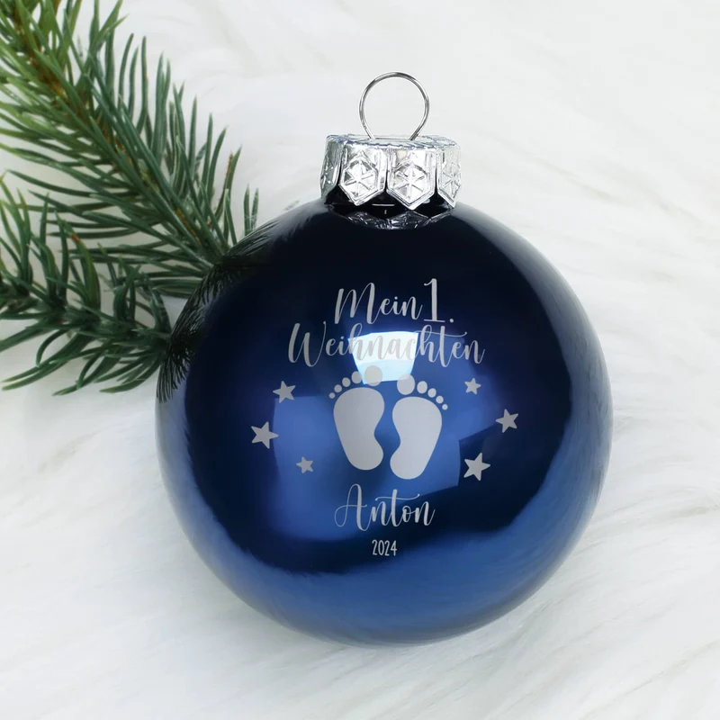 Mein 1. Weihnachten - Weihnachtskugel mit Babyfüßchen und Sternchen graviert