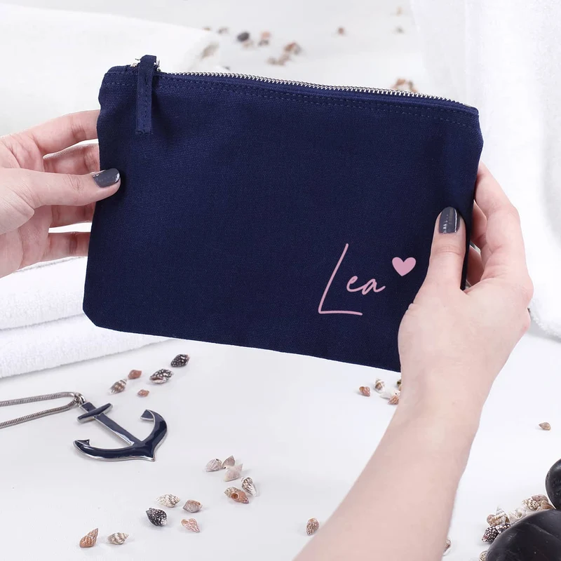 Dunkelblaue Kosmetiktasche mit Name und Herz