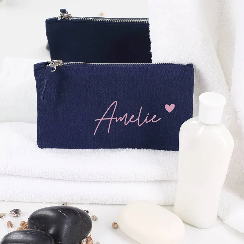 Dunkelblaue Kosmetiktasche mit Name und Herz