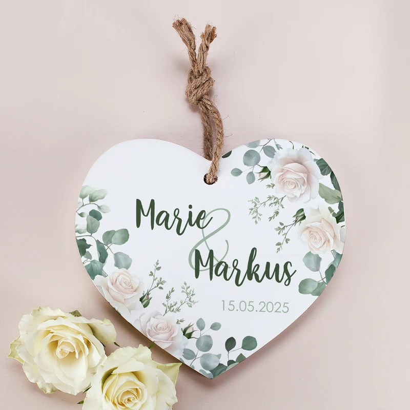 Holzherz mit Wunschnamen und Datum – Romantisches Geschenk mit Rosen-Motiv