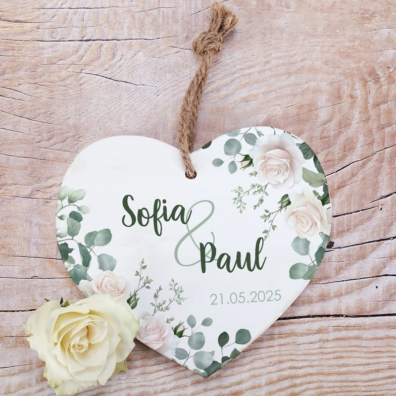 Holzherz mit Wunschnamen und Datum – Romantisches Geschenk mit Rosen-Motiv