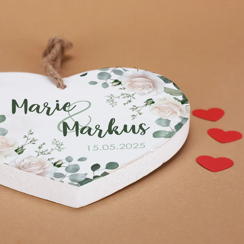 Holzherz mit Wunschnamen und Datum – Romantisches Geschenk mit Rosen-Motiv